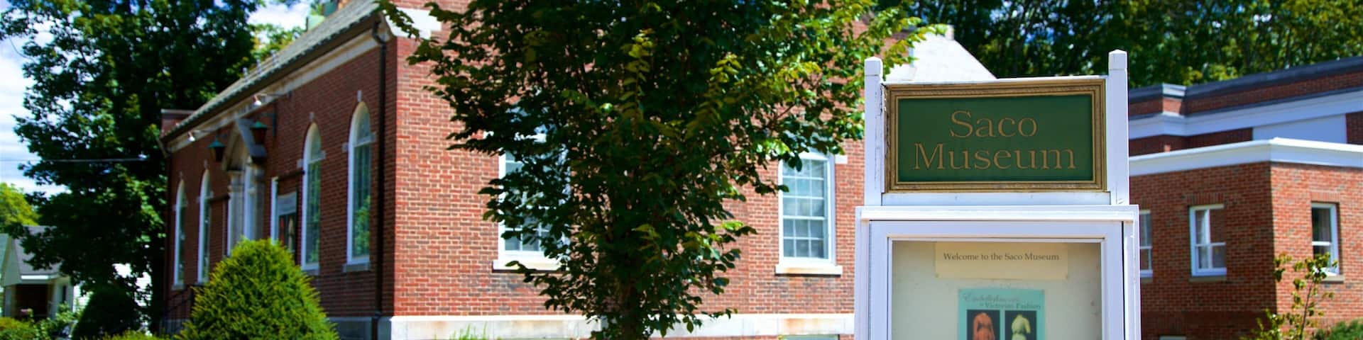 Museo de Saco ofreciendo señalización y una pequeña ciudad o pueblo