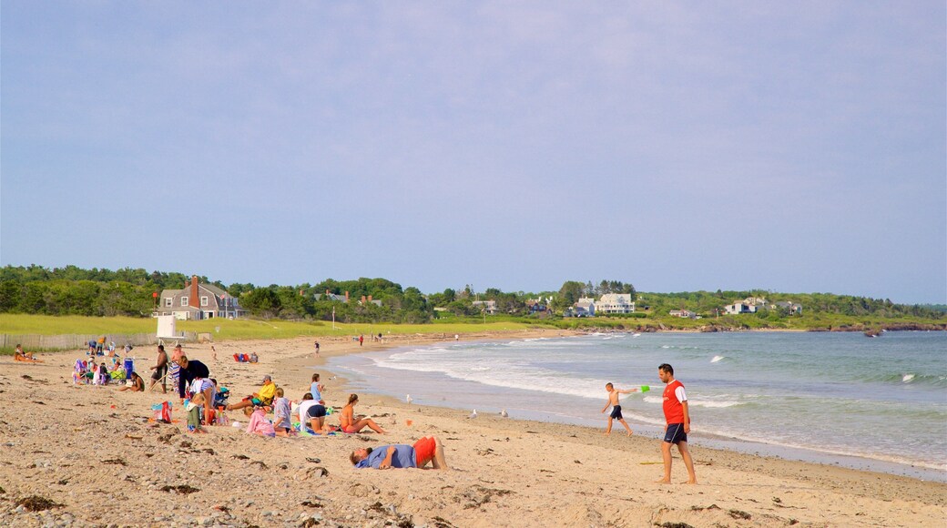 Scarborough Beach State Park presenterar en strand och kustutsikter sÄvÀl som en liten grupp av mÀnniskor