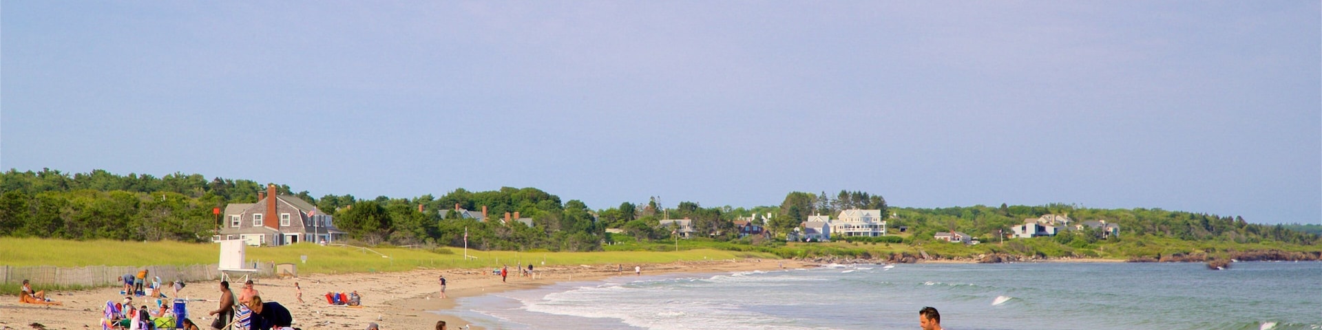 Parque Estadual de Scarborough Beach caracterizando uma praia de areia e paisagens litorâneas assim como um pequeno grupo de pessoas