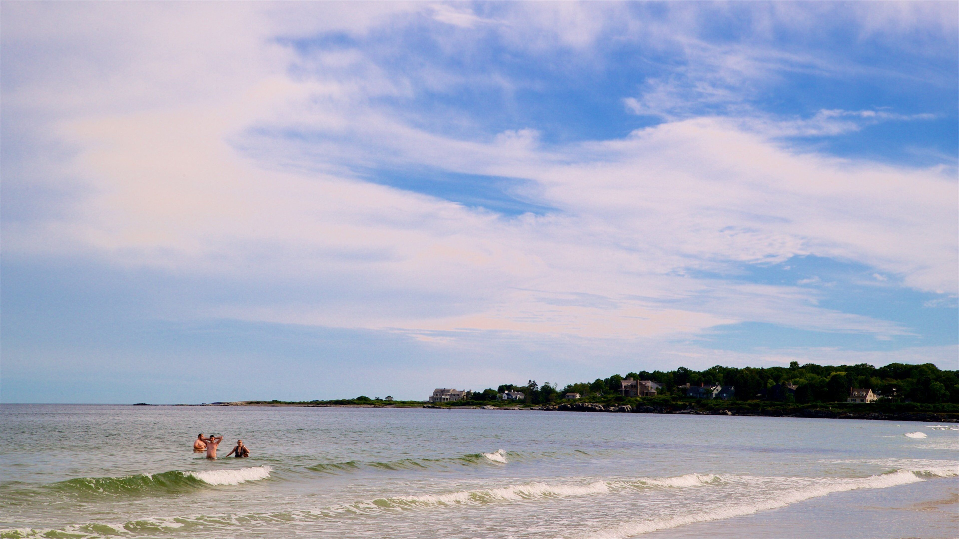 Scarborough Beach State Park presenterar bad och kustutsikter såväl som en liten grupp av människor
