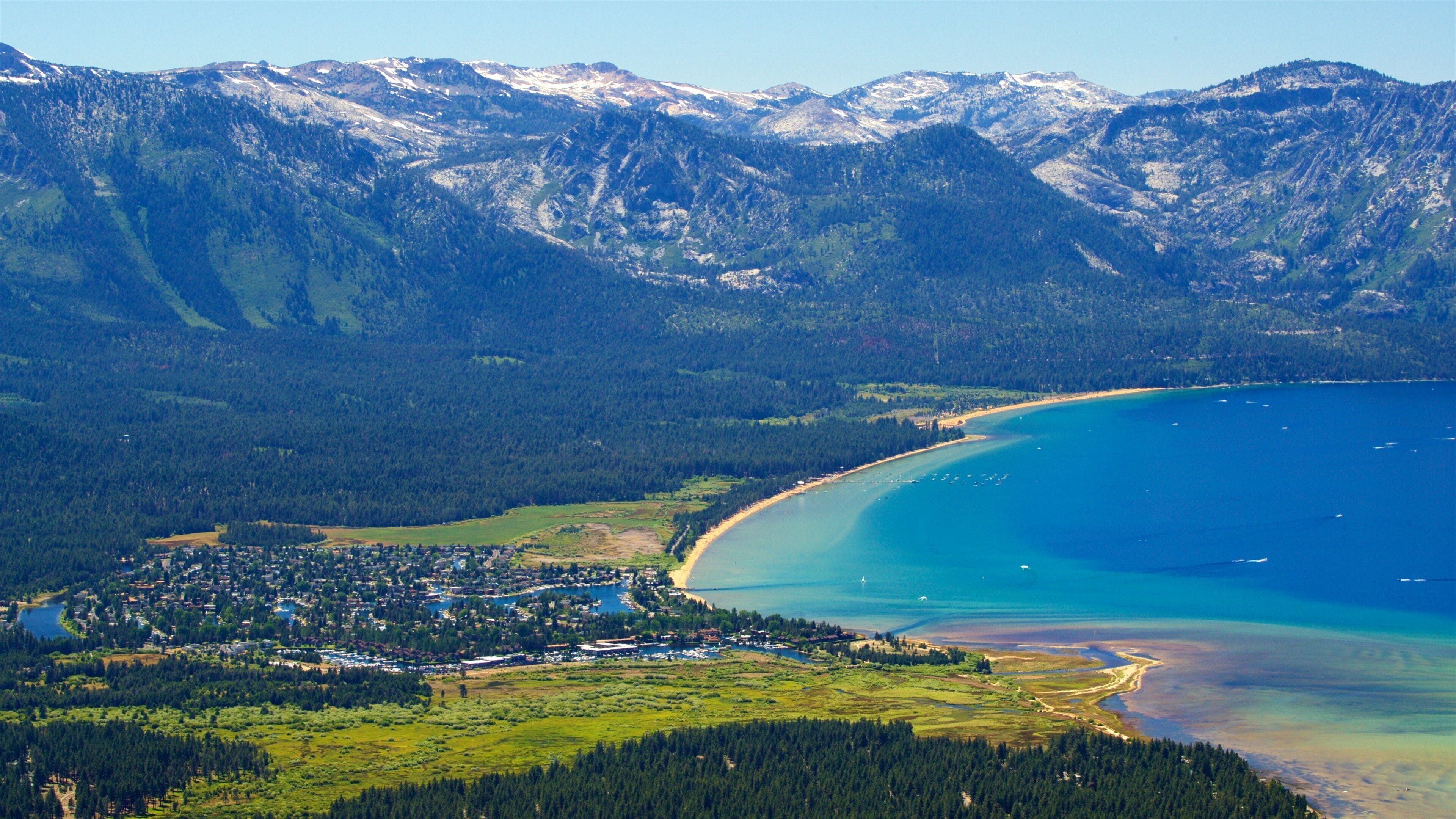 Castillo Vikingsholm ofreciendo vistas panorámicas, vistas de una costa y situaciones tranquilas