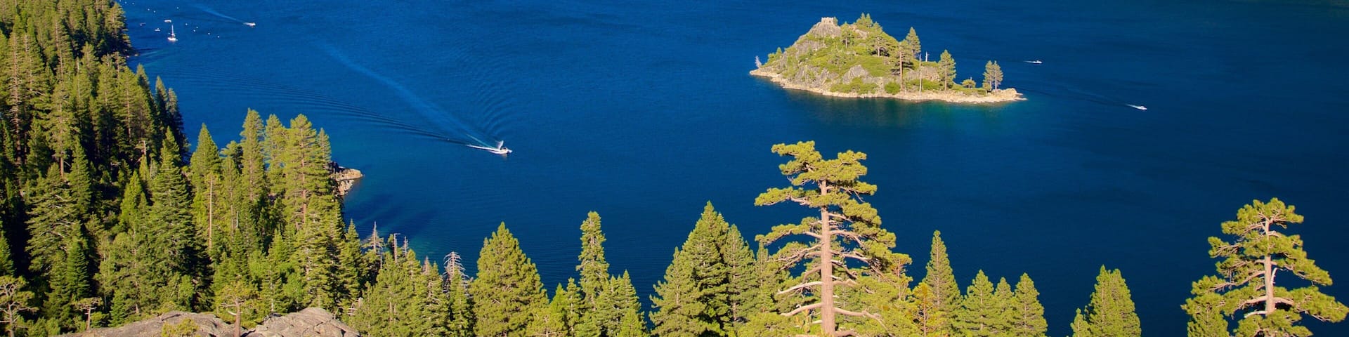 Castillo Vikingsholm que incluye un lago o abrevadero, escenas tranquilas y vistas de paisajes