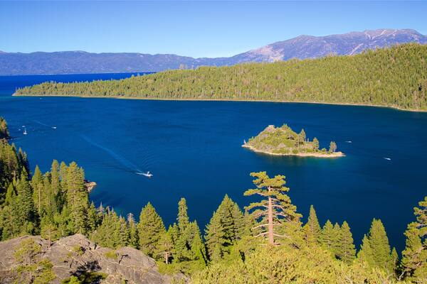 Vikingsholm Castle welches beinhaltet Landschaften, ruhige Szenerie und See oder Wasserstelle