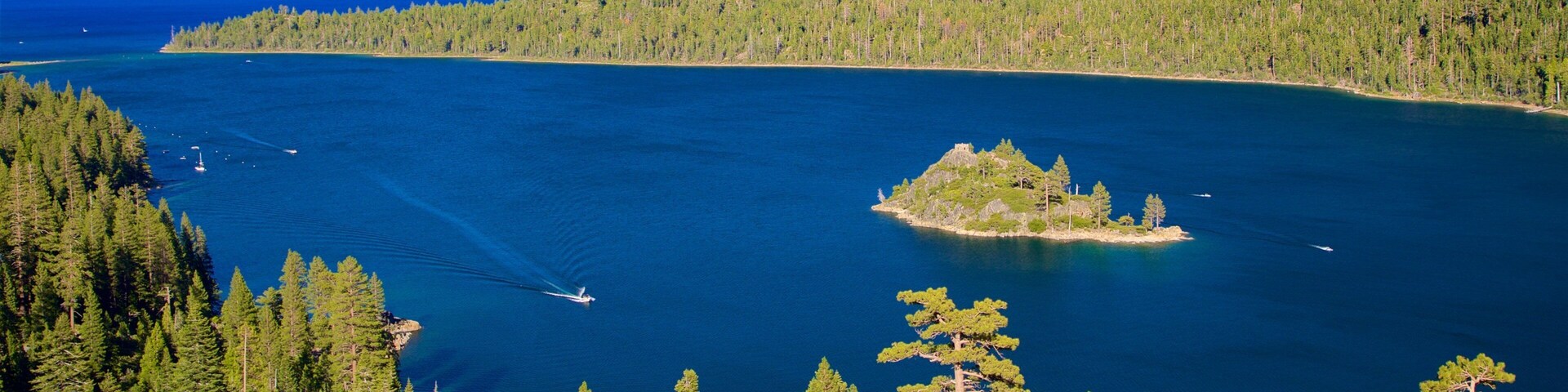 Vikingsholm Castle welches beinhaltet Landschaften, ruhige Szenerie und See oder Wasserstelle