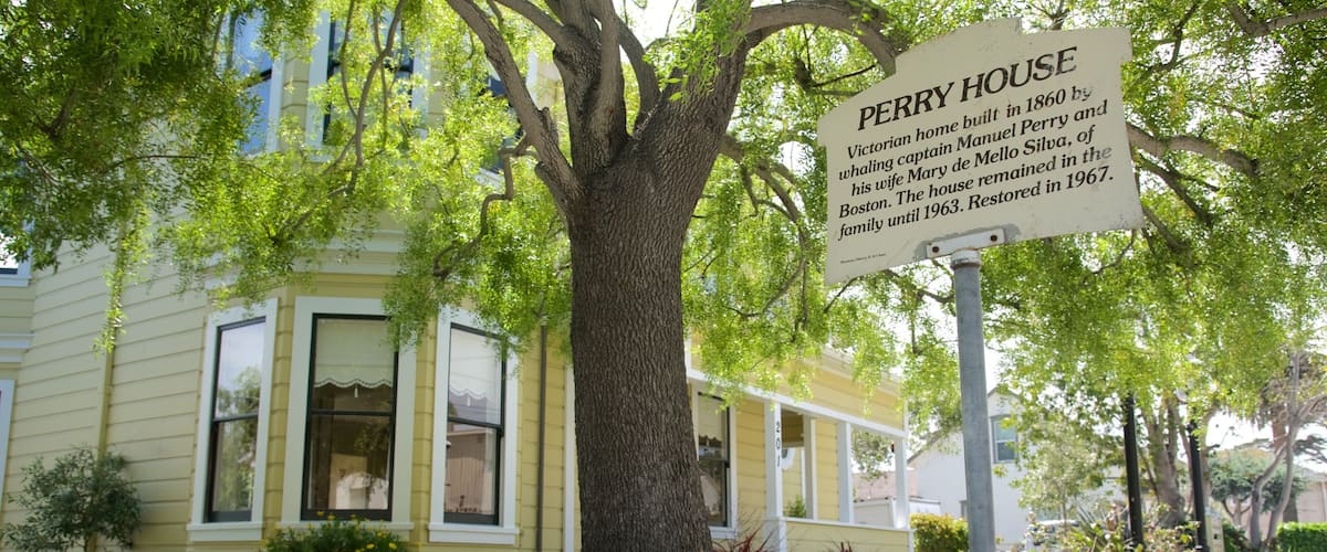 Parque histórico estatal Monterey que incluye señalización y un jardín