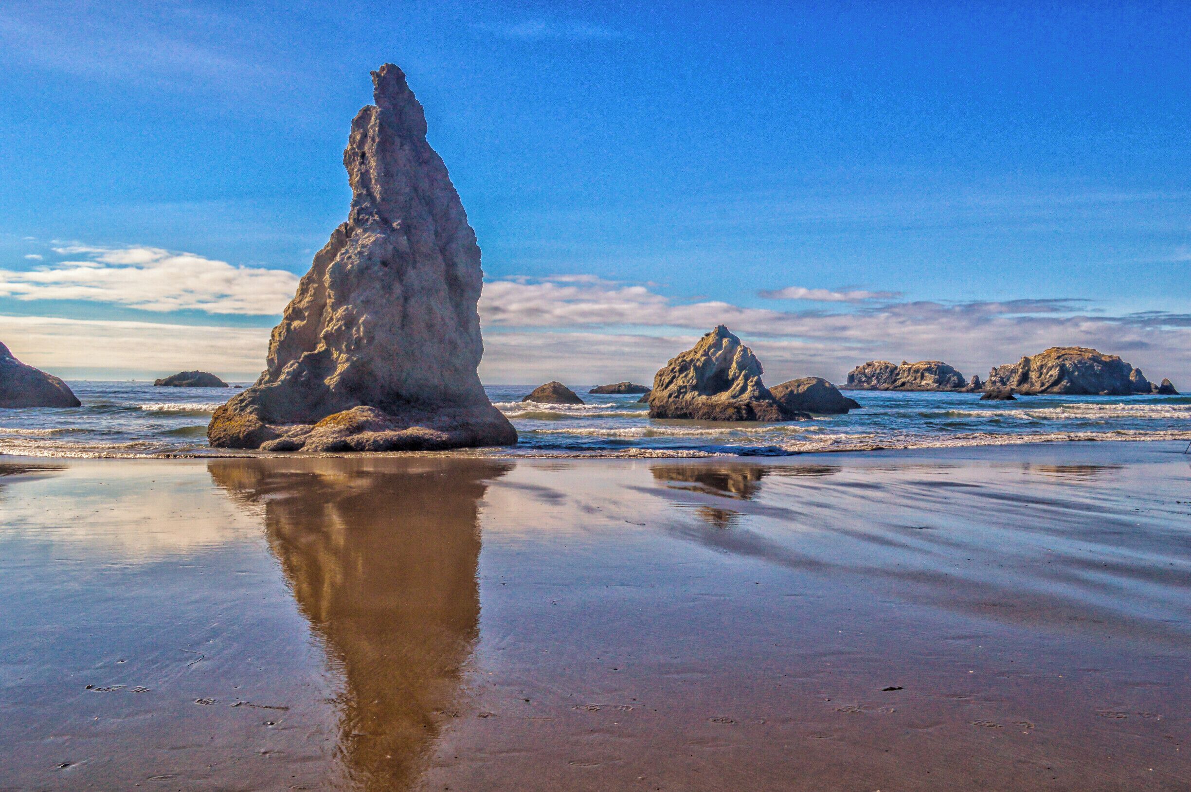 Bandon Beach, OR is a photographer's paradise. In fact I could hardly get a shot myself without getting other photographers in my shot! The rock formations are fascinating and look like something from another world. We spent hours walking this beach - definitely a must see if you're on the Oregon coast.
#oregon #bandon #bandonbeach #beach #blue