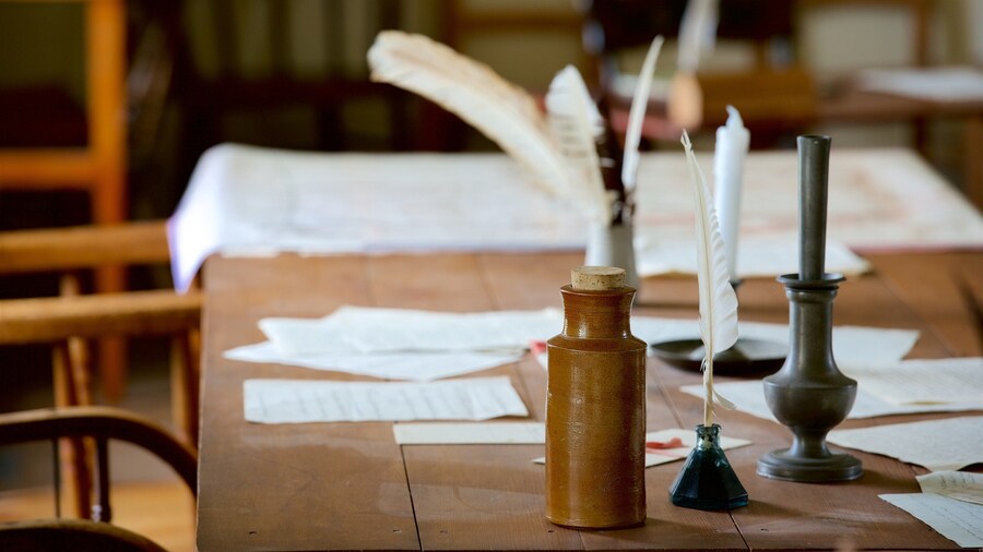 Museo Colton Hall mostrando vistas interiores