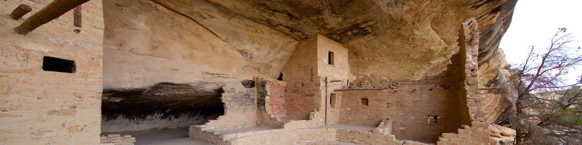Balcony House which includes heritage architecture