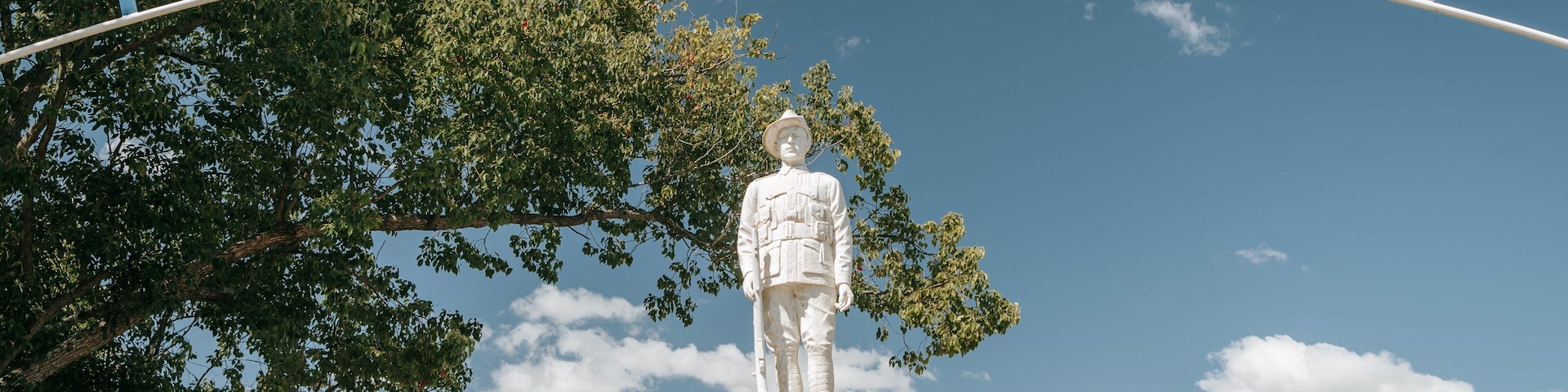 Nanango showing a statue or sculpture and signage