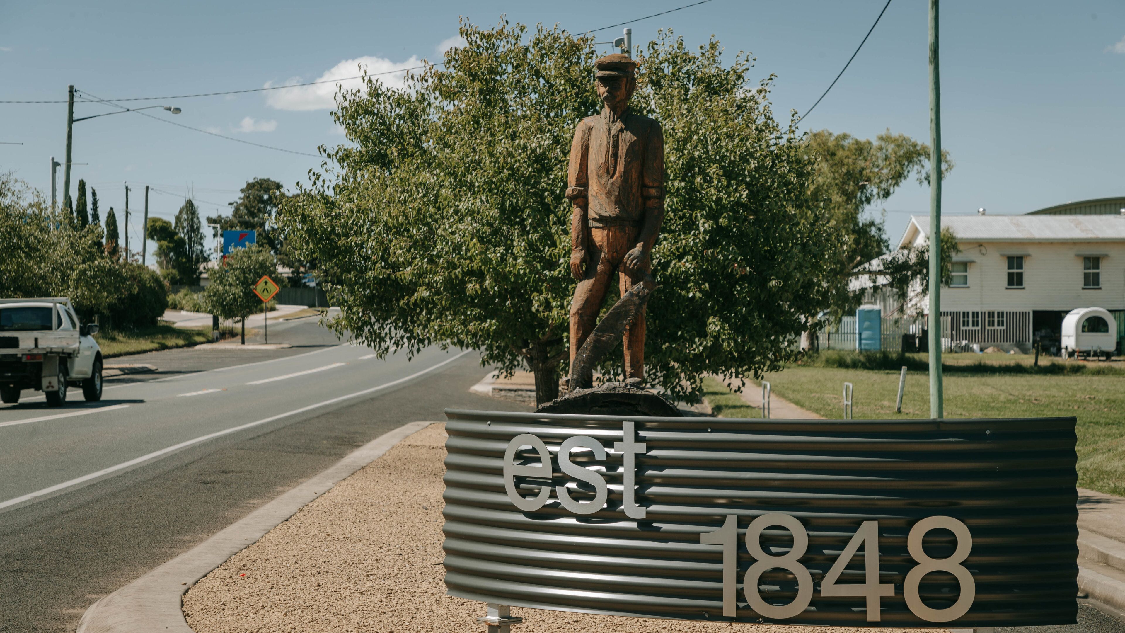 Nanango featuring signage and a statue or sculpture