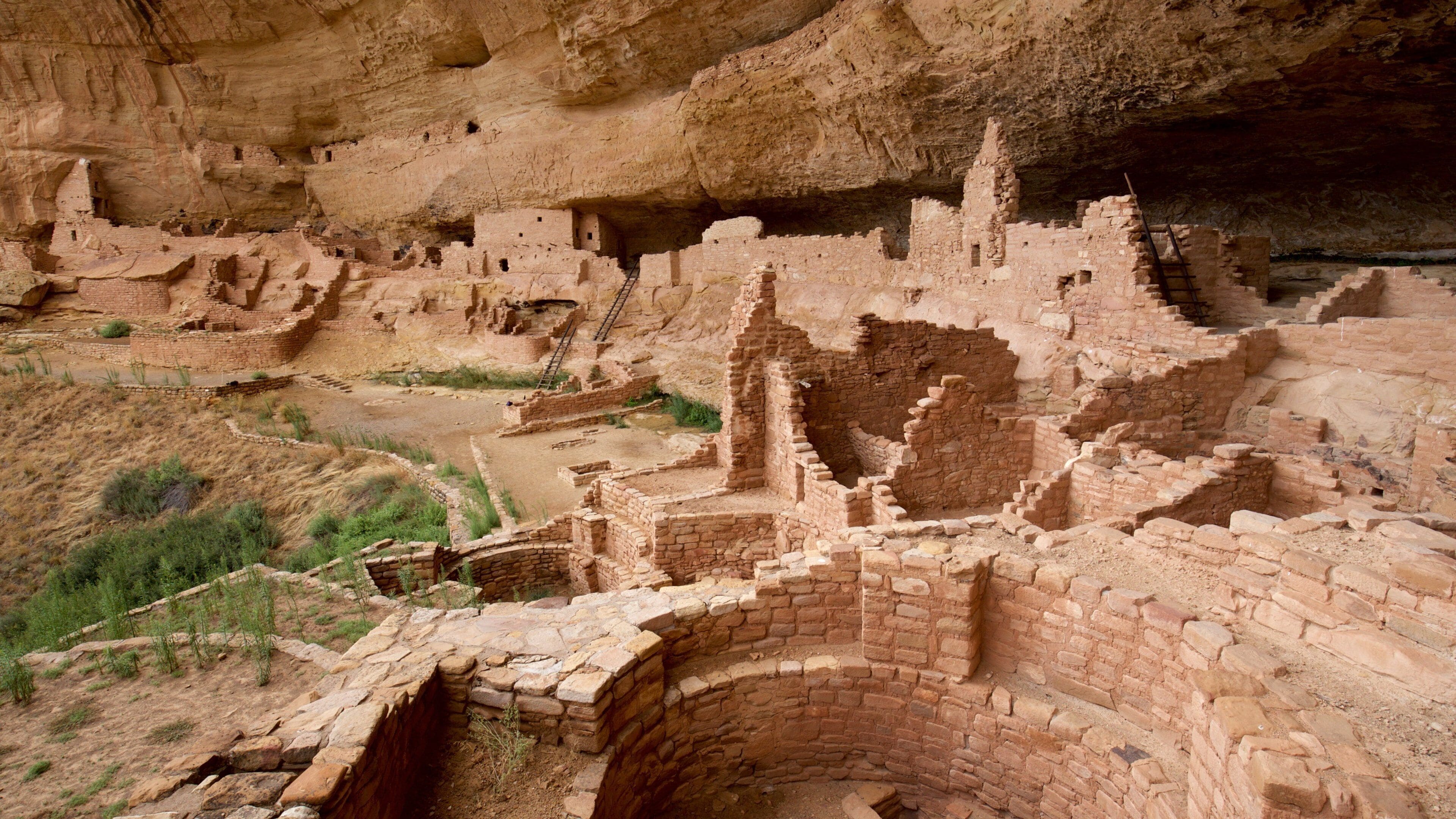Long House montrant patrimoine architectural et bâtiments en ruines