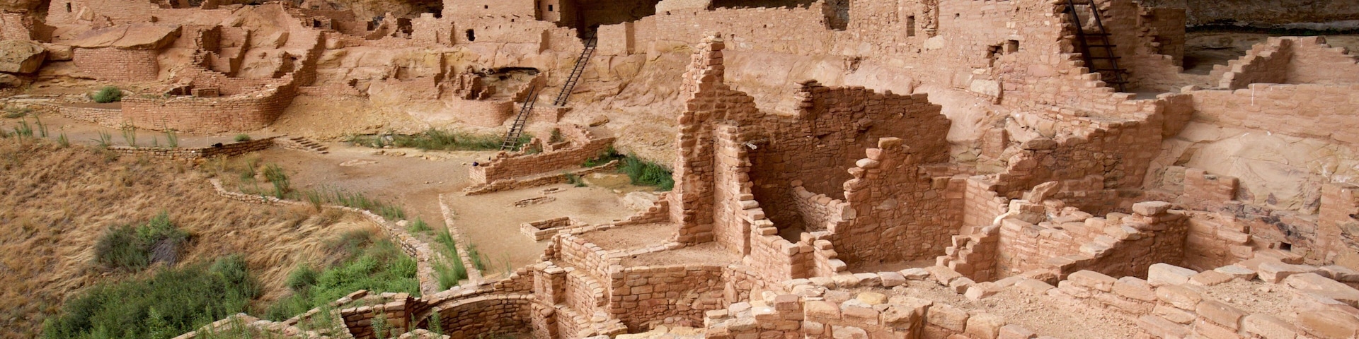 Long House mostrando arquitetura de patrimônio e uma ruína