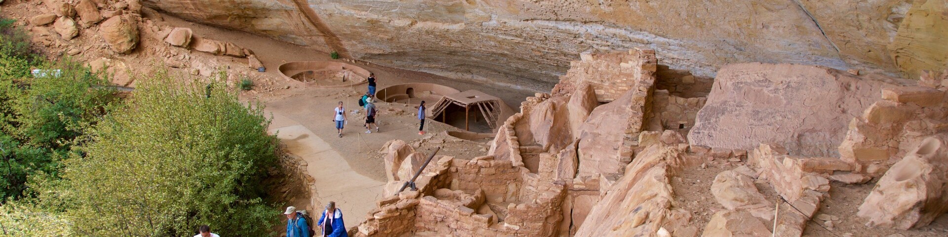 Sendero Step House que incluye ruinas de edificios y elementos patrimoniales y también un grupo pequeño de personas