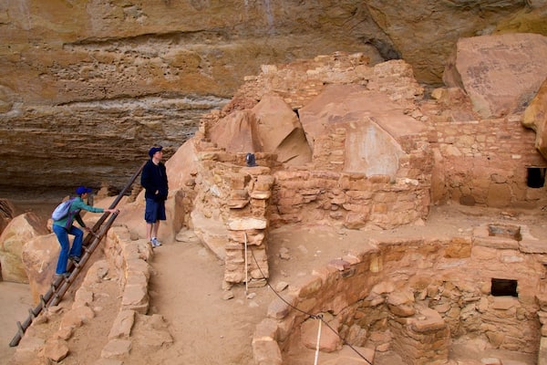 Step House Trail qui includes patrimoine historique et bĂątiments en ruines aussi bien que couple