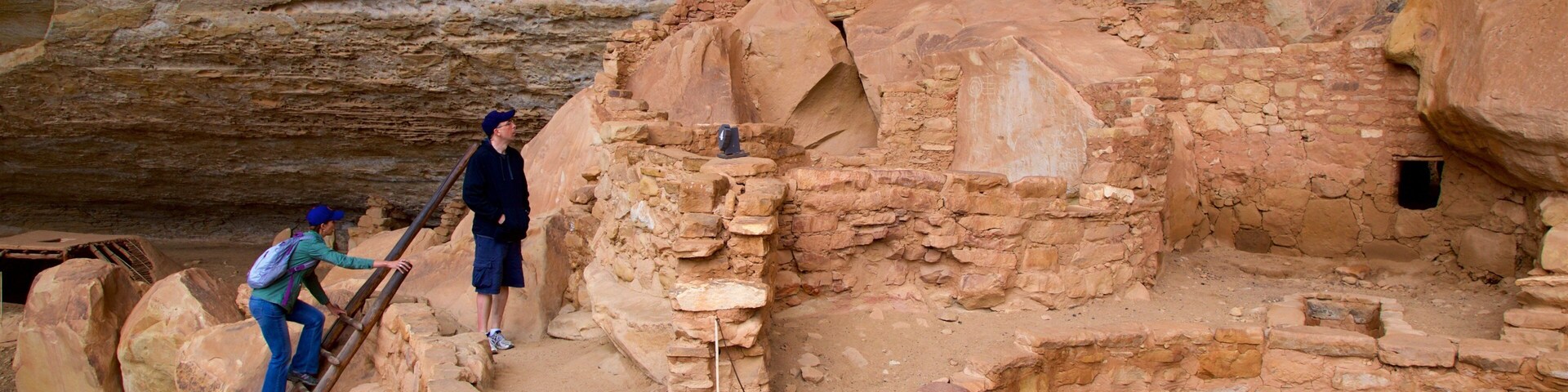 Step House Trail qui includes patrimoine historique et bĂątiments en ruines aussi bien que couple