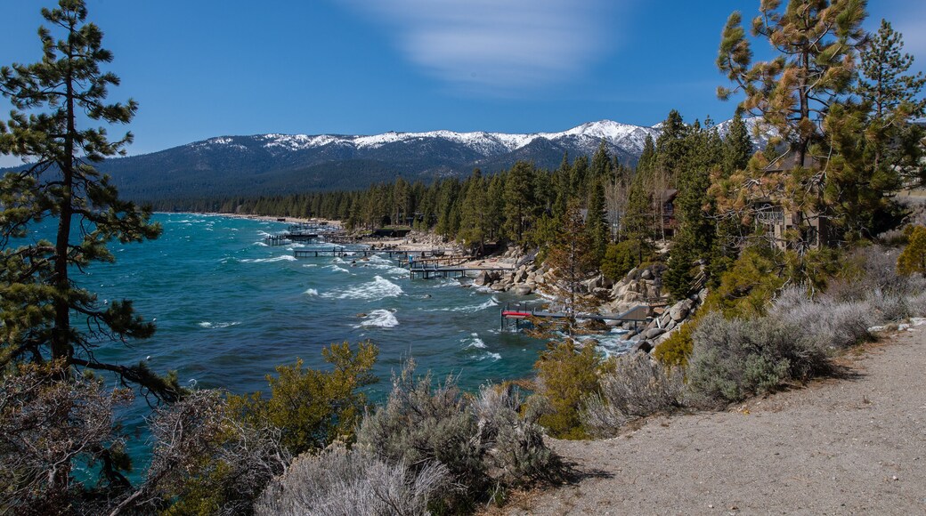 Küste am Lake Tahoe Kalifornien / Nevada mit Bergen