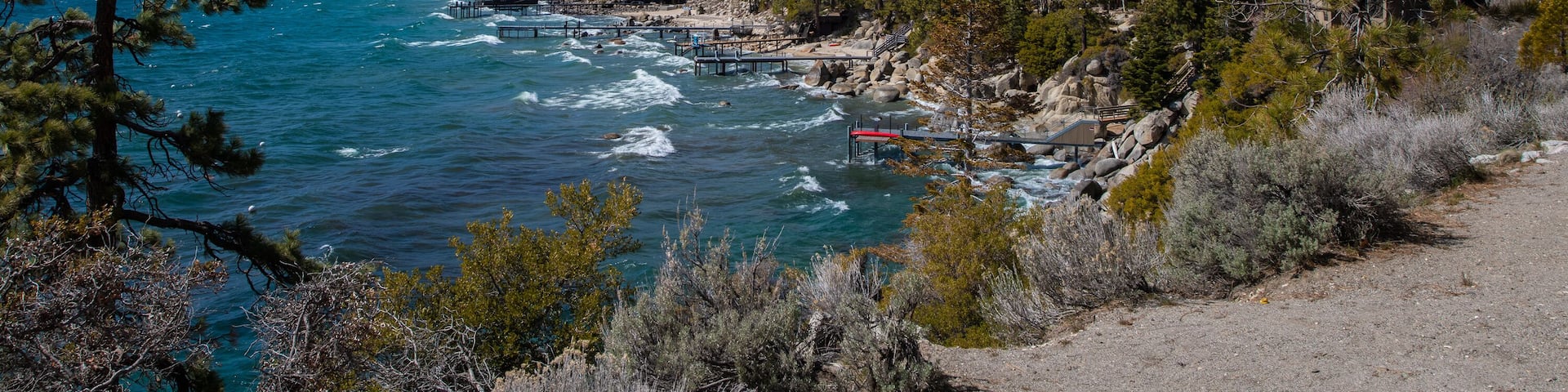 Küste am Lake Tahoe Kalifornien / Nevada mit Bergen