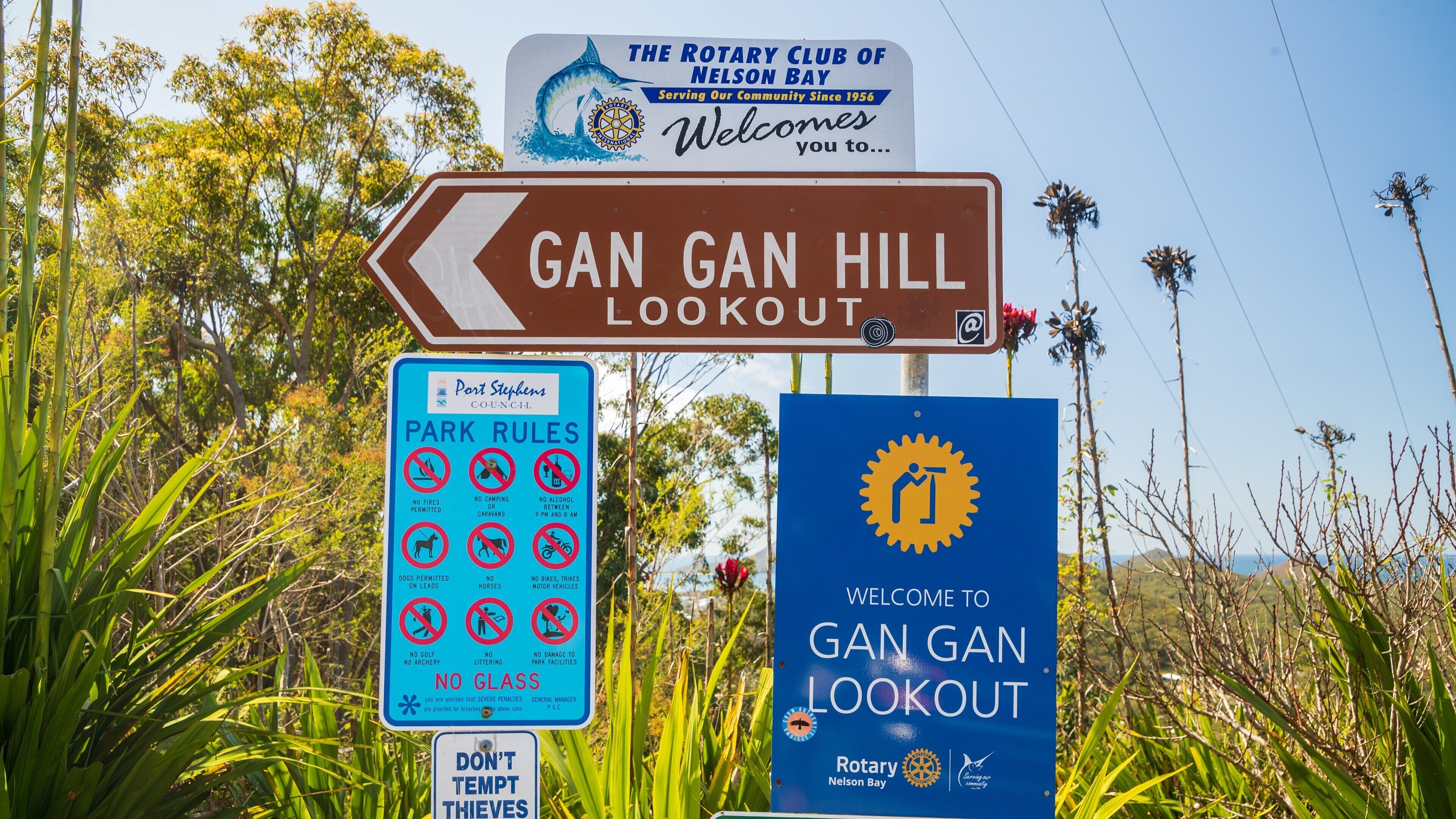 Naamplaatje voor Gan Gan Hill Lookout met parkregels en een welkomstbord.