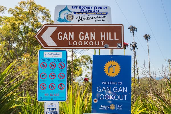 A sign for Gan Gan Hill Lookout with park rules and a welcome sign.