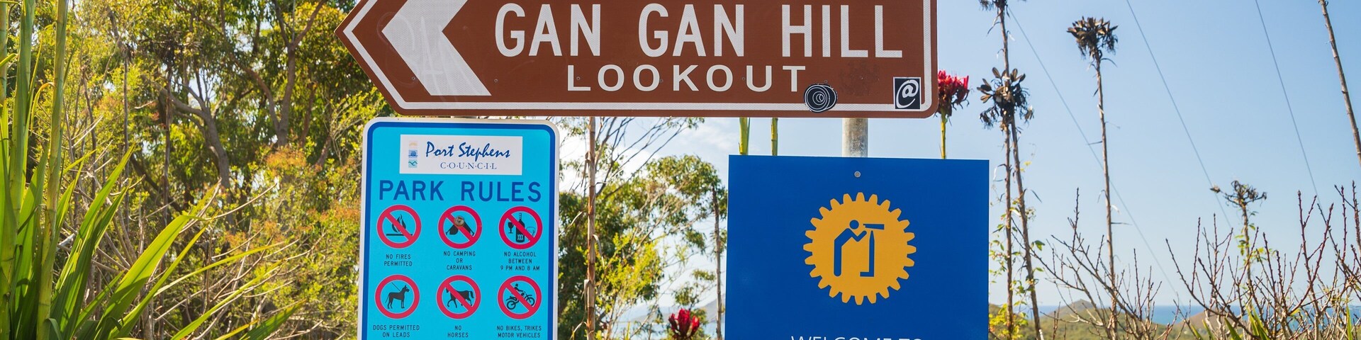 Señal de Gan Gan Hill Lookout con normas del parque y un cartel de bienvenida.