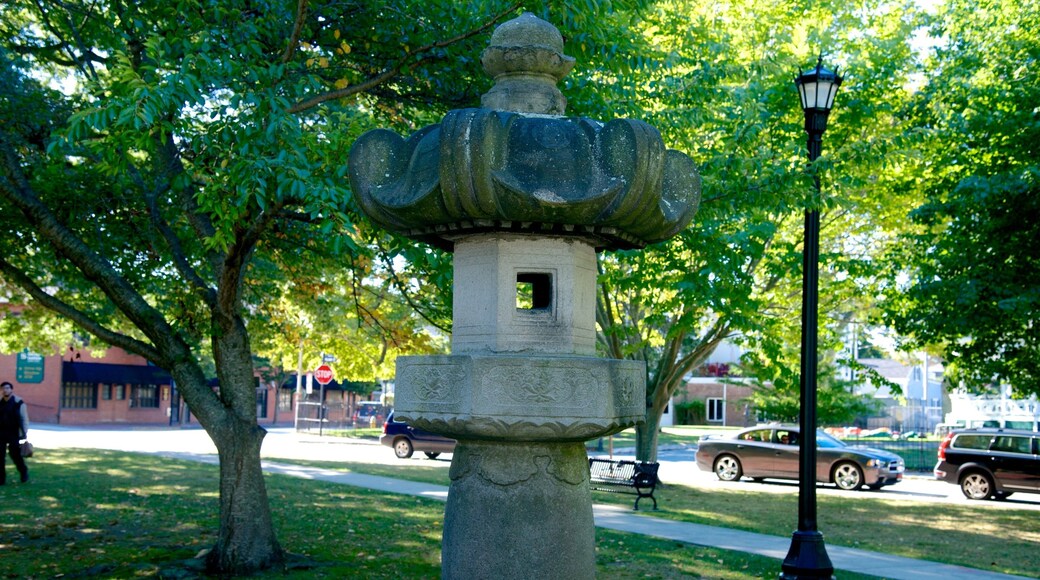 Touro Park featuring a monument