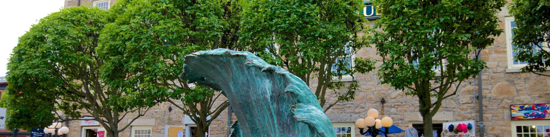 Thames Street que incluye arte al aire libre y también un pequeño grupo de personas