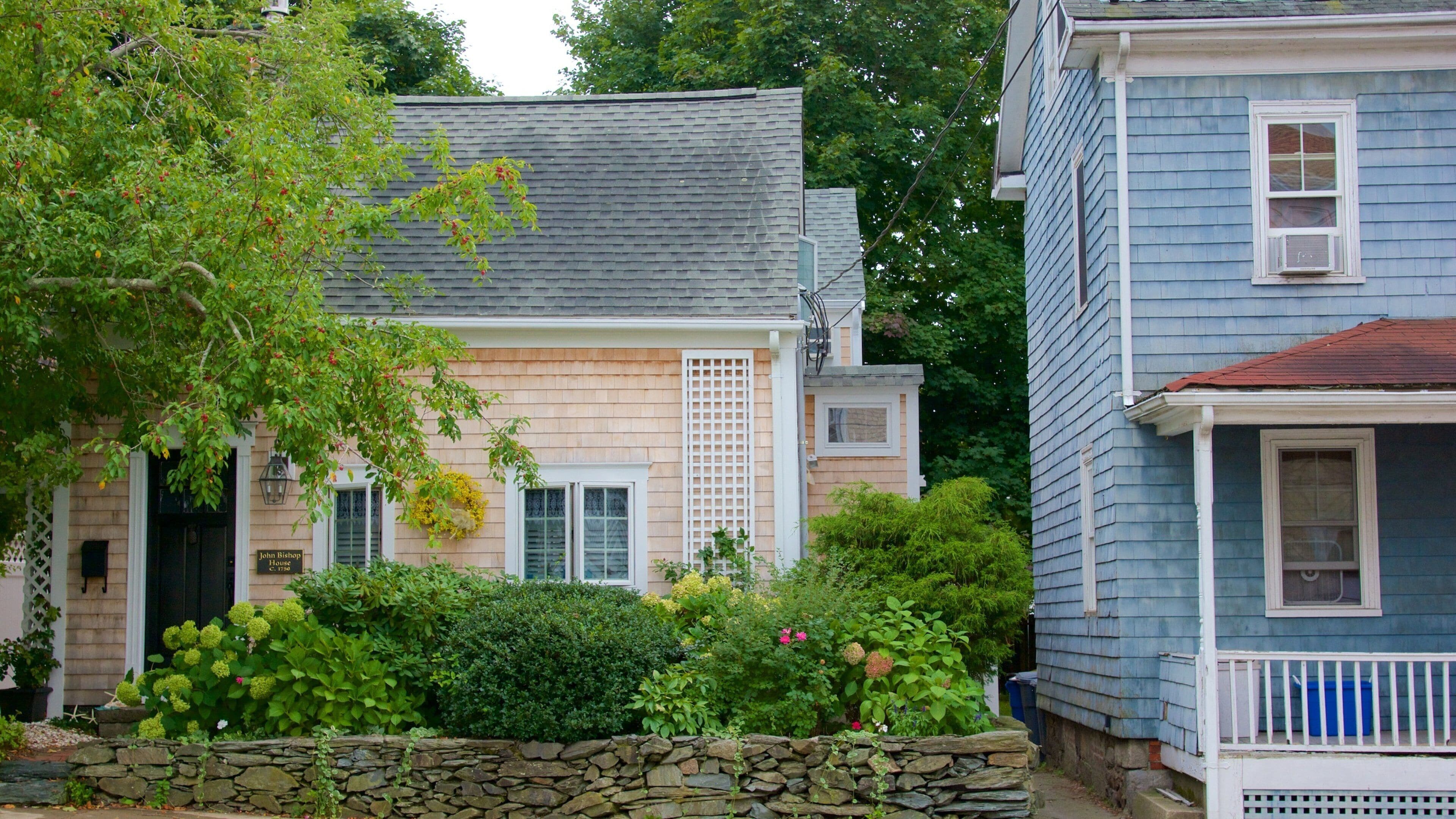 Thames Street featuring a house