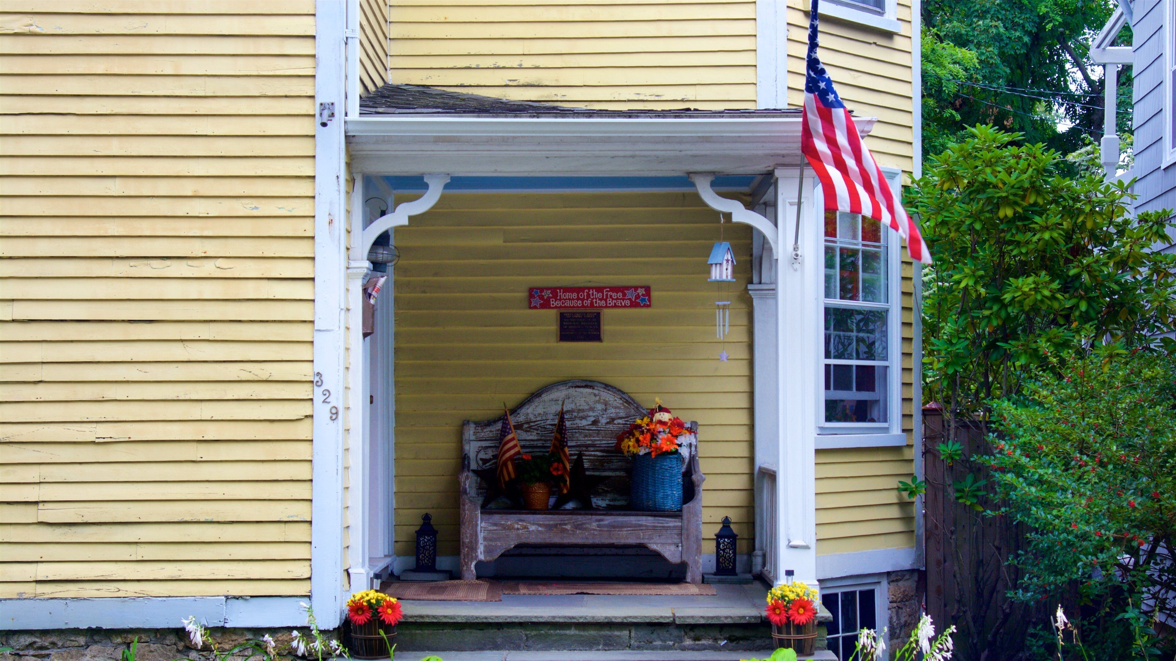 Thames Street showing a house