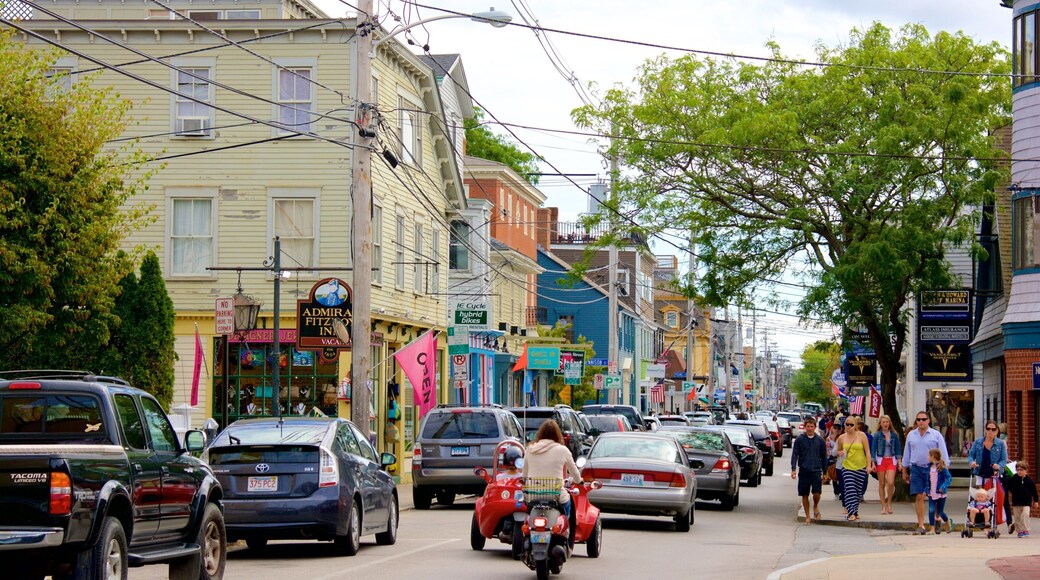 Thames Street que incluye una pequeña ciudad o pueblo y también un pequeño grupo de personas