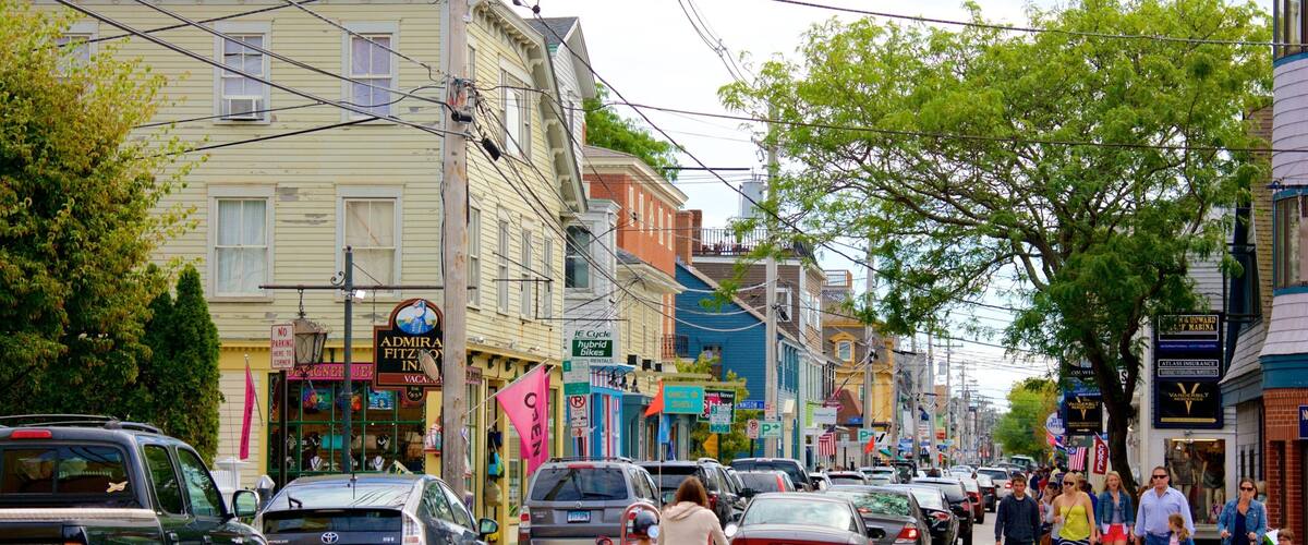 Thames Street qui includes petite ville ou village aussi bien que petit groupe de personnes