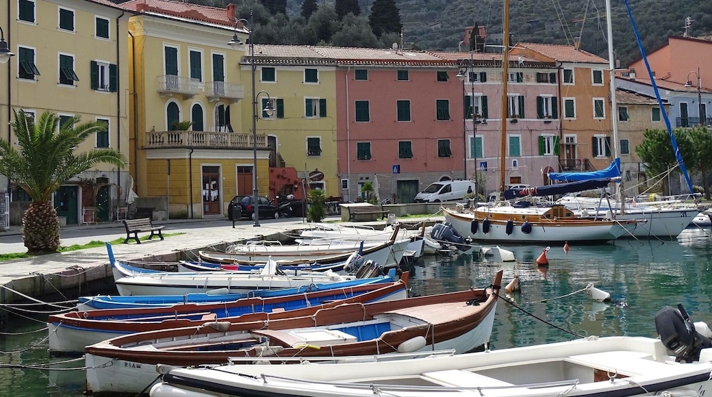 Lovely little harbour with some nice cafes