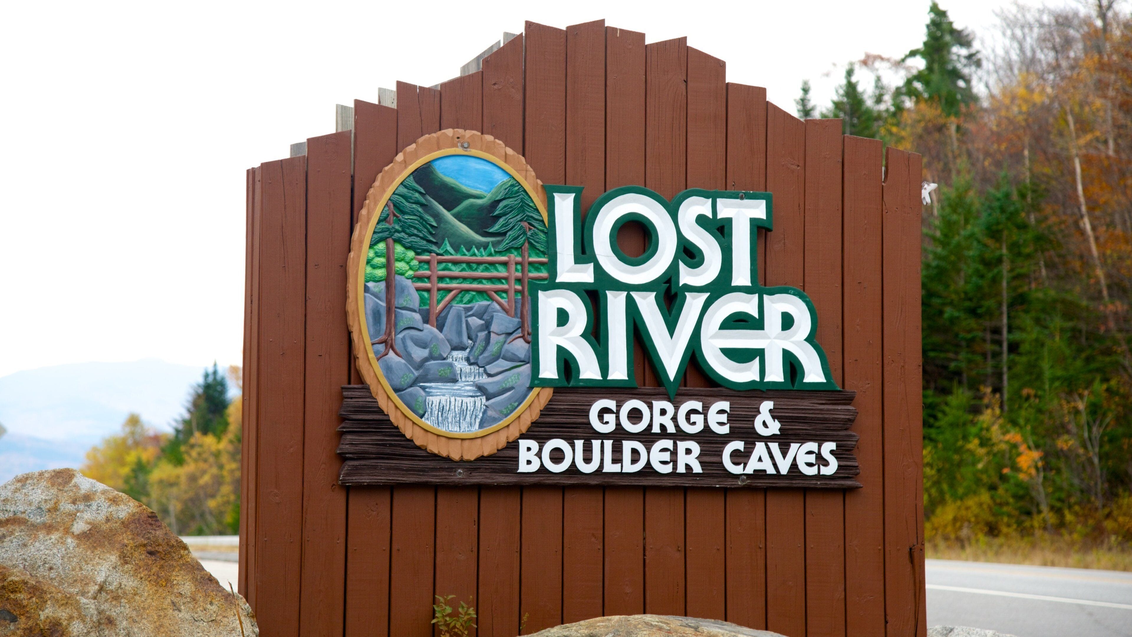 Lost River Gorge and Boulder Caves featuring signage