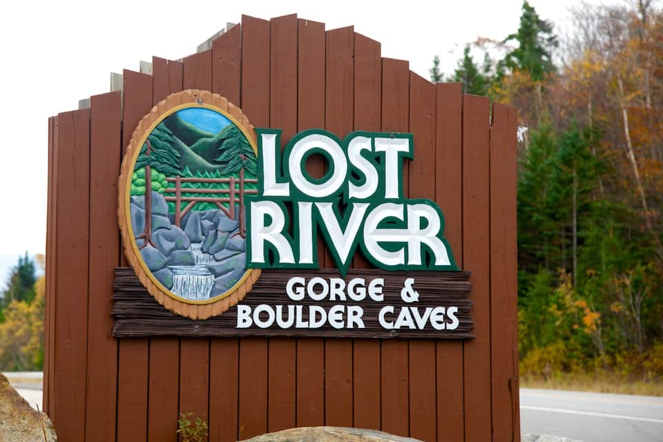 Un cartello di legno con la scritta "Lost River Gorge & Boulder Caves".
