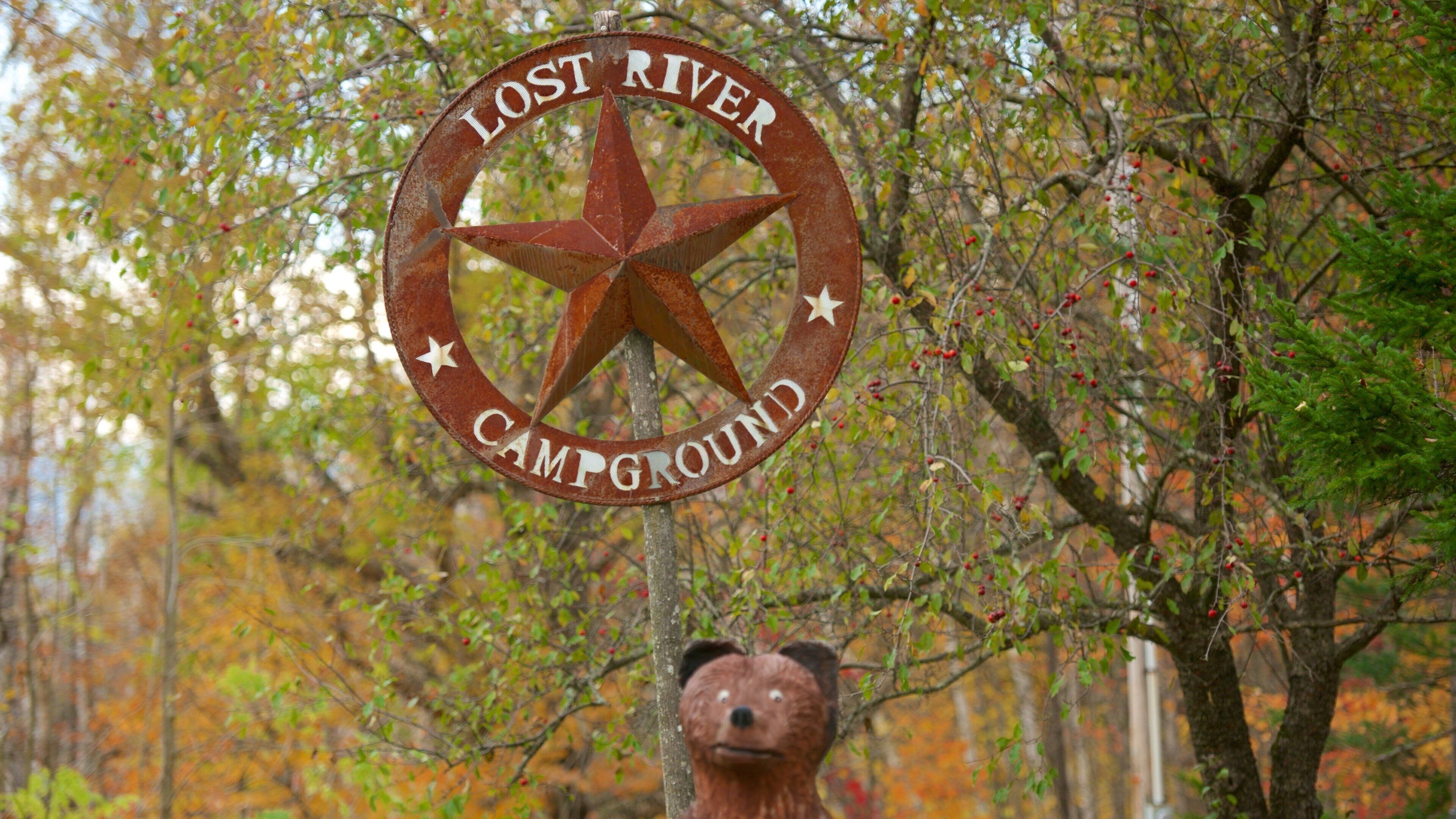 Lost River Gorge and Boulder Caves presenterar skyltar