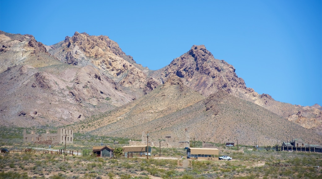 Rhyolite spøkelsesby fasiliteter samt ørkenutsikt og rolig landskap