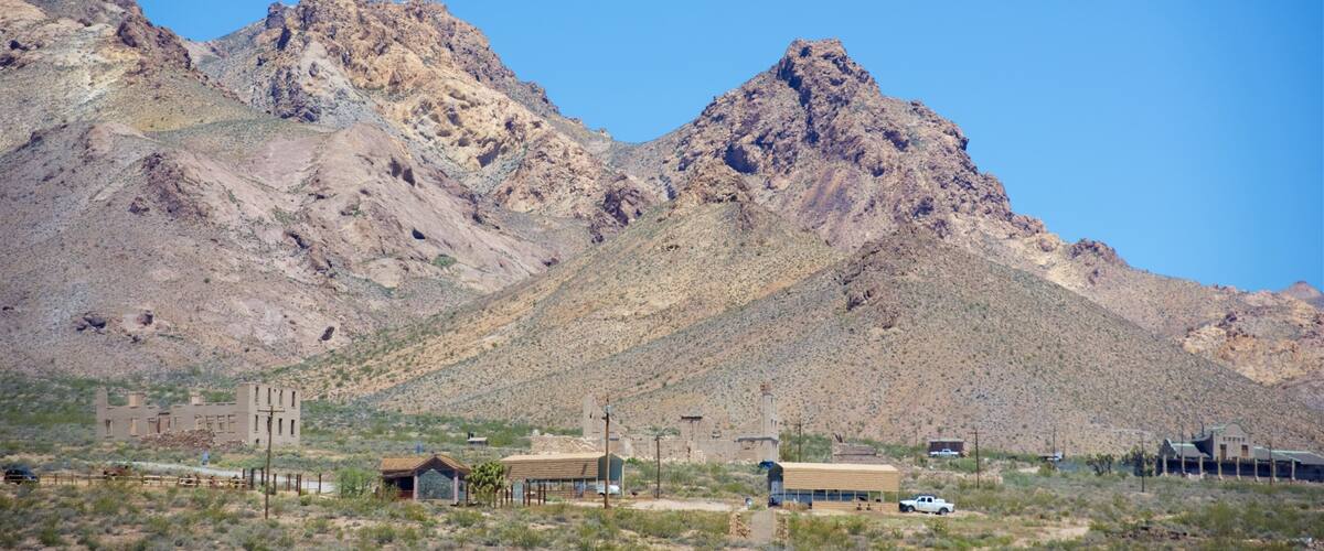Ciudad fantasma Rhyolite ofreciendo paisajes desérticos y situaciones tranquilas