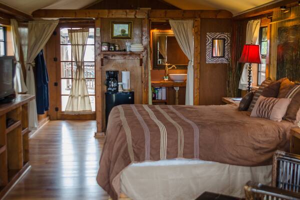 Refugio de Vida Salvaje Turpentine Creek que incluye un hotel y vistas interiores