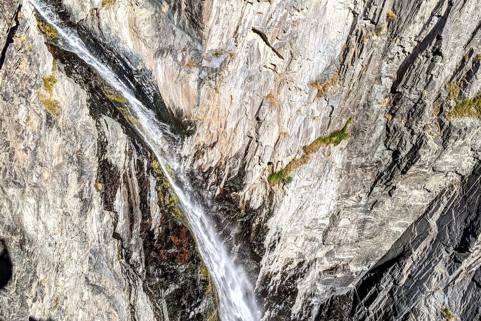Une cascade d’eau se précipitant le long d’une falaise rocheuse.