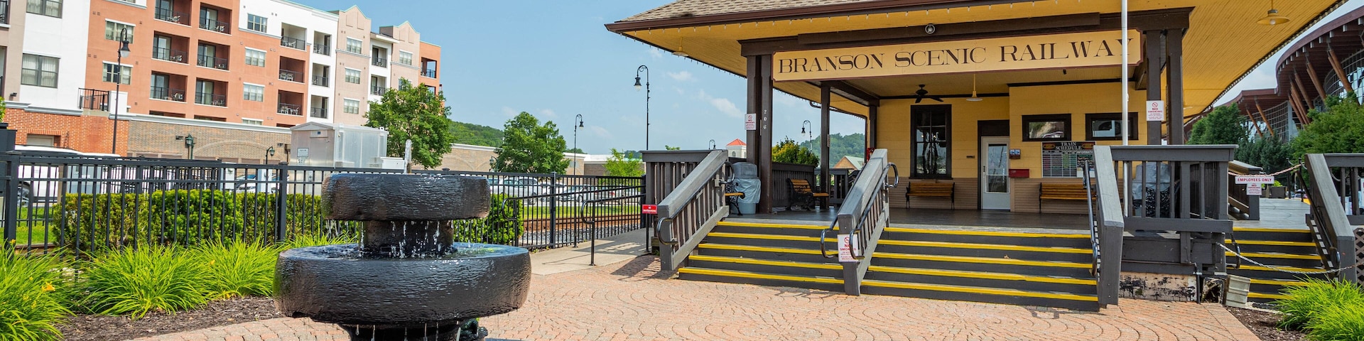 Branson\'s Scenic Railway showing a fountain
