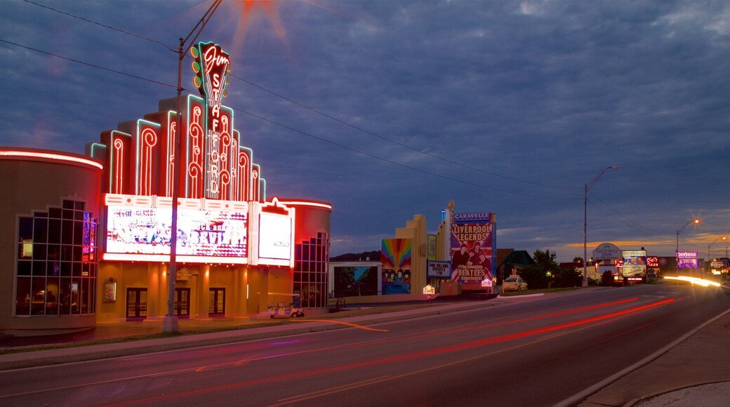 Hughes Brothers Theatre som visar nattliv och skyltar