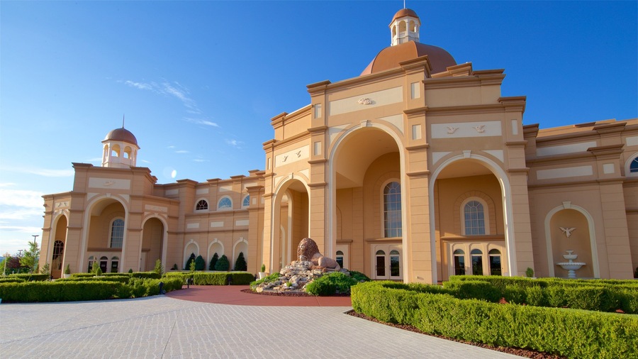 Sight and Sound Theatres which includes a garden, heritage architecture and outdoor art