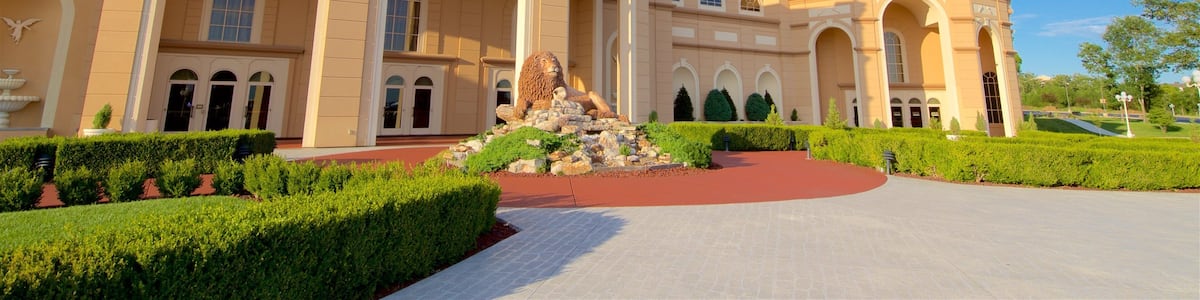 Sight and Sound Theatre das einen Outdoor-Kunst, historische Architektur und Garten