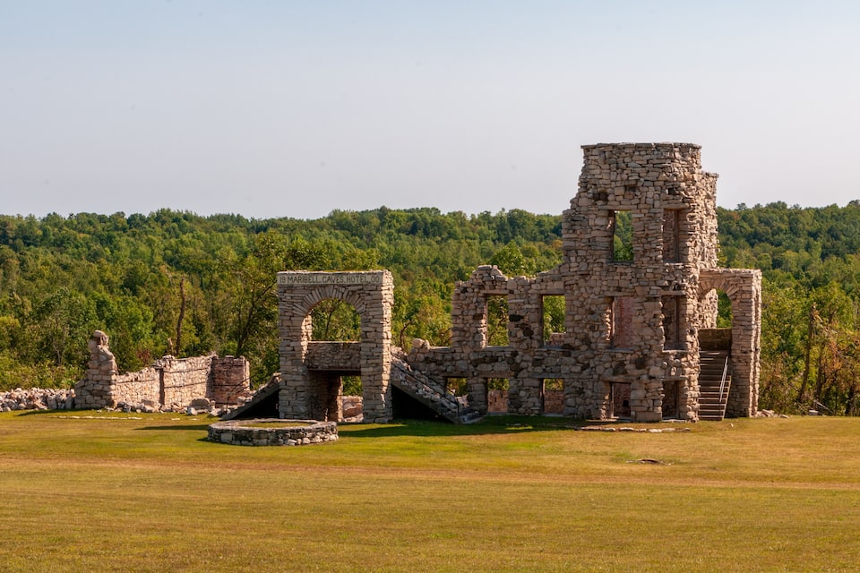 Une ruine historique en pierre, sur laquelle on peut lire l’inscription : « Hôtel Maribell Caves, 1880 ».
