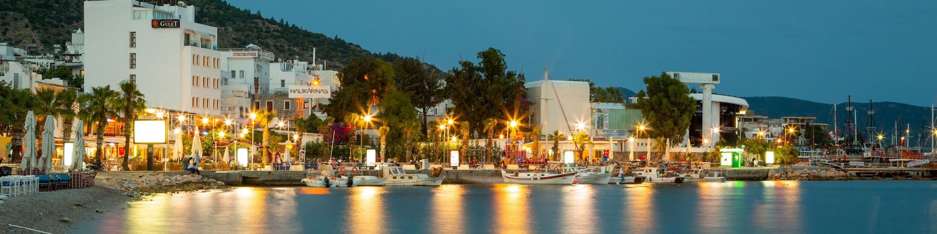 Bodrum Strand og byder på natteliv og en stenstrand