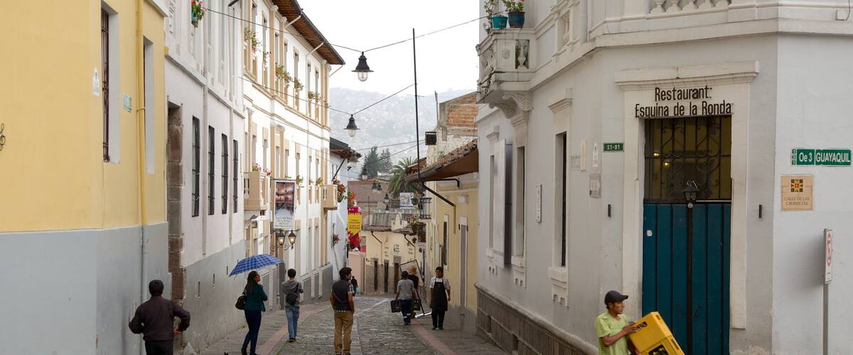 Calle La Ronda ofreciendo escenas urbanas y también un gran grupo de personas