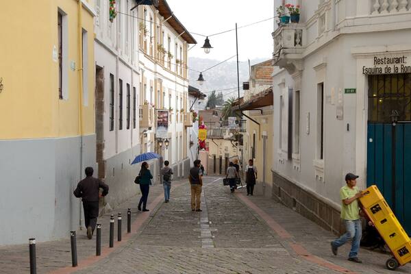 Calle La Ronda mit einem StraĂenszenen sowie groĂe Menschengruppe