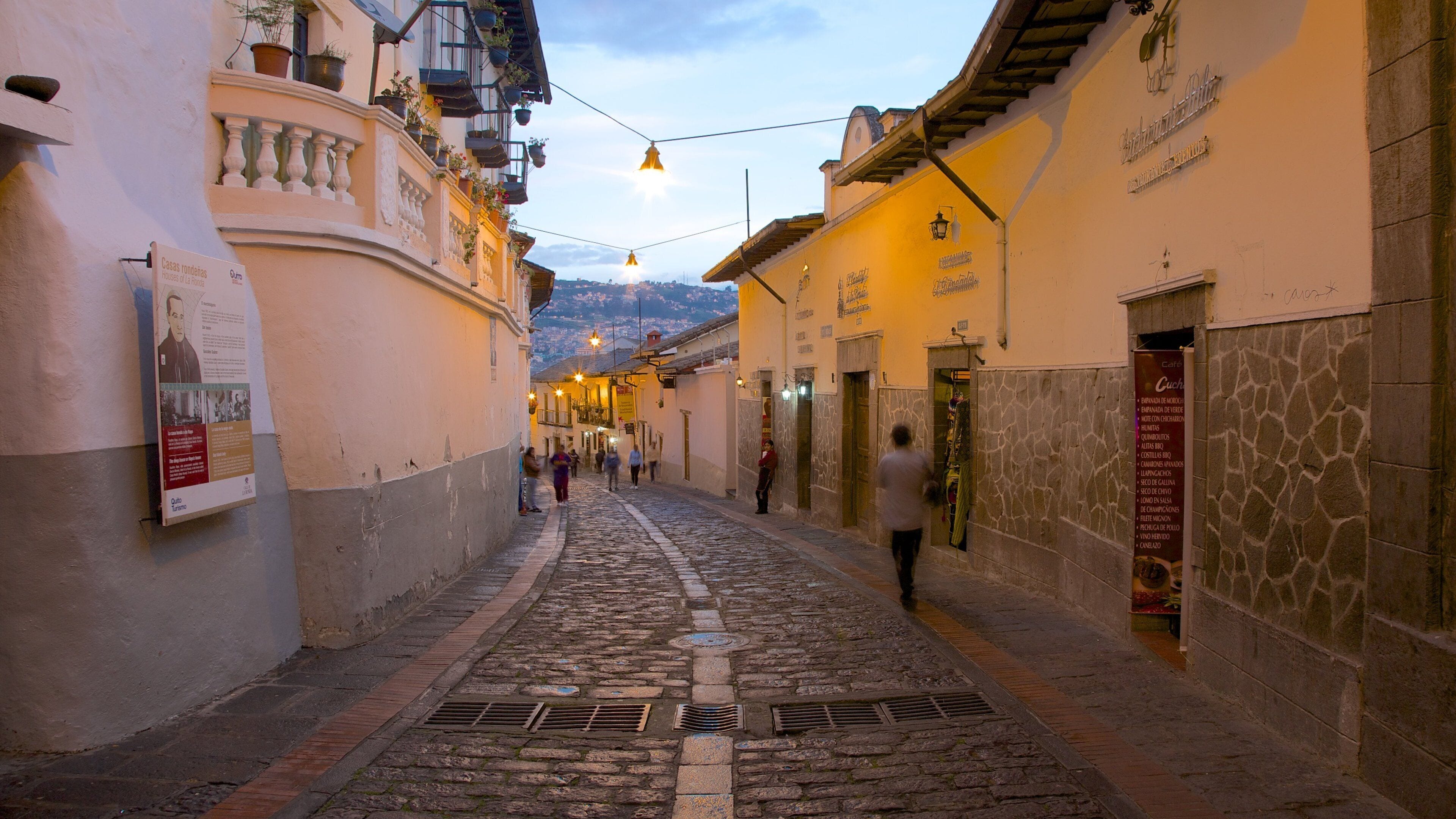 Calle La Ronda showing street scenes