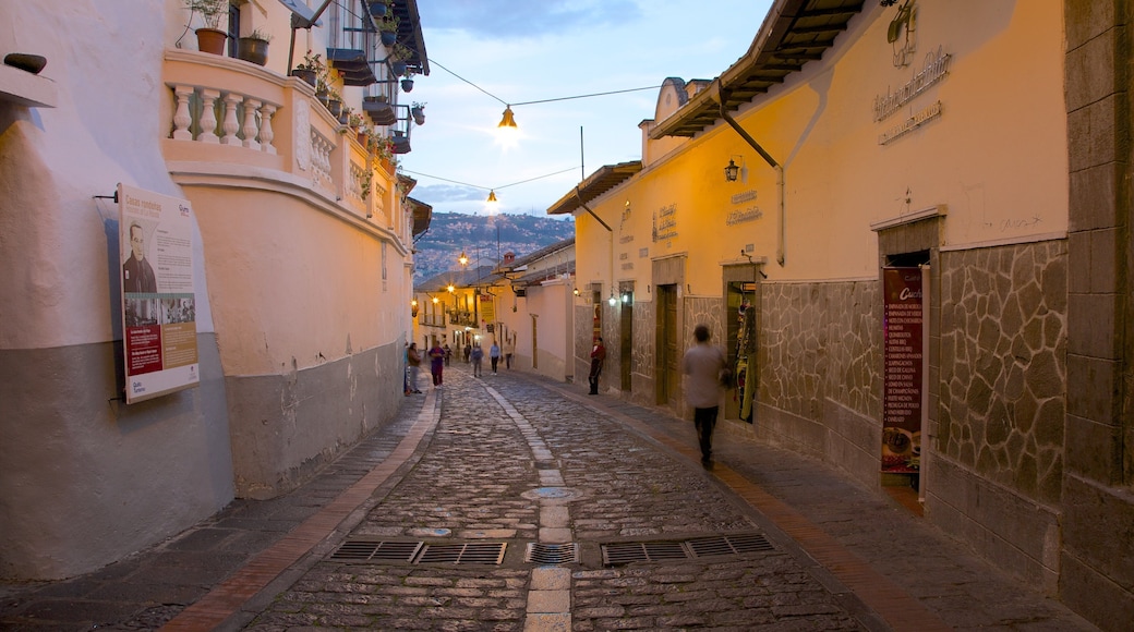 Calle La Ronda showing street scenes