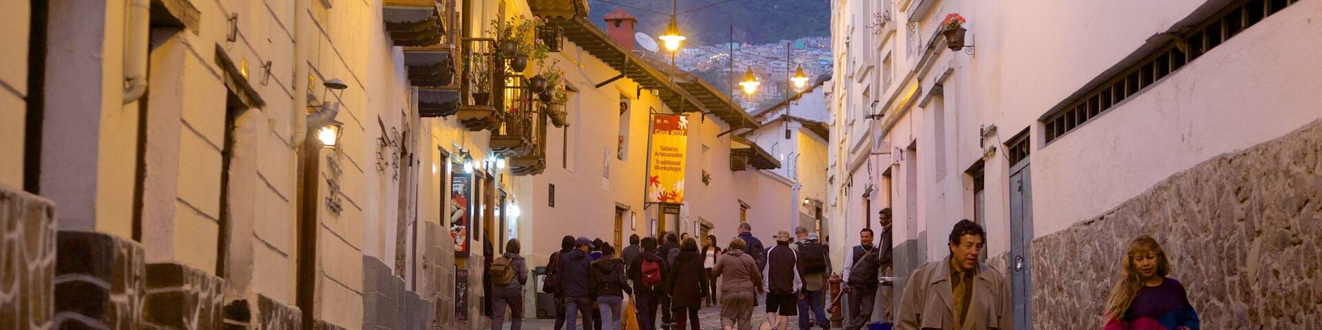 Calle La Ronda welches beinhaltet bei Nacht und StraĂenszenen sowie groĂe Menschengruppe