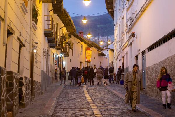 Calle La Ronda welches beinhaltet bei Nacht und StraĂenszenen sowie groĂe Menschengruppe